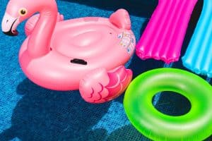 How to keep inflatable pool water clean with salt